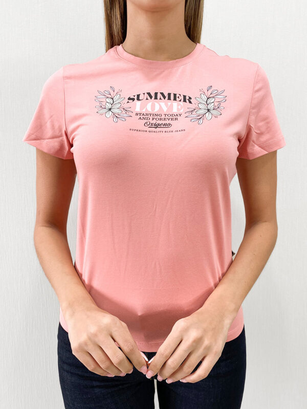 Camiseta 25221 para mujer en rosa con detalles florales y tipografía