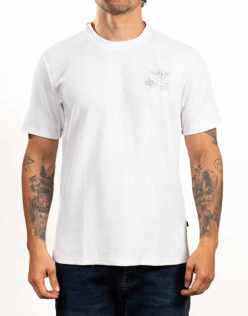 Camiseta Hombre Texturizada Parches Bordados – Blanco