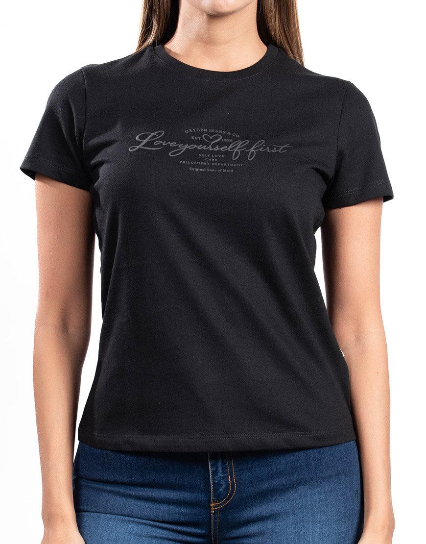 Camiseta Mujer Estampado Caligráfico Tonal – Negra